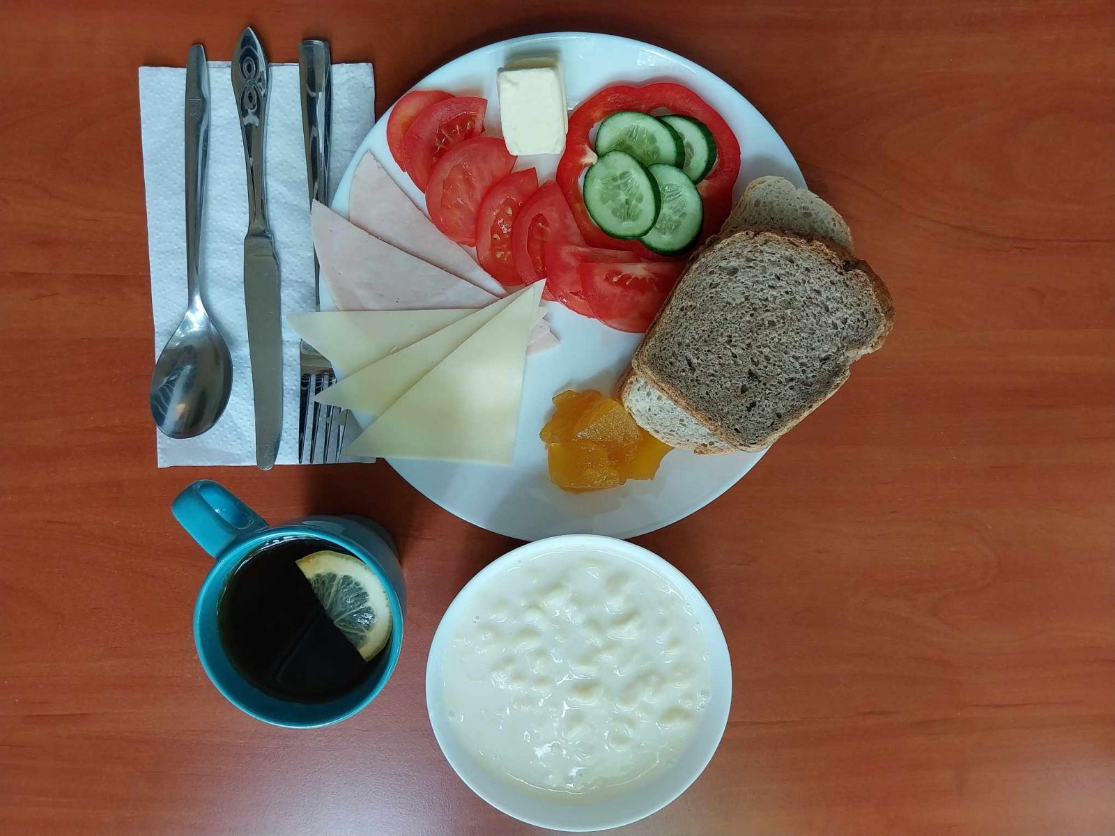 zupa mleczna, dżem, kanapki z serem, wędliną i warzywami, herbata z cytryną